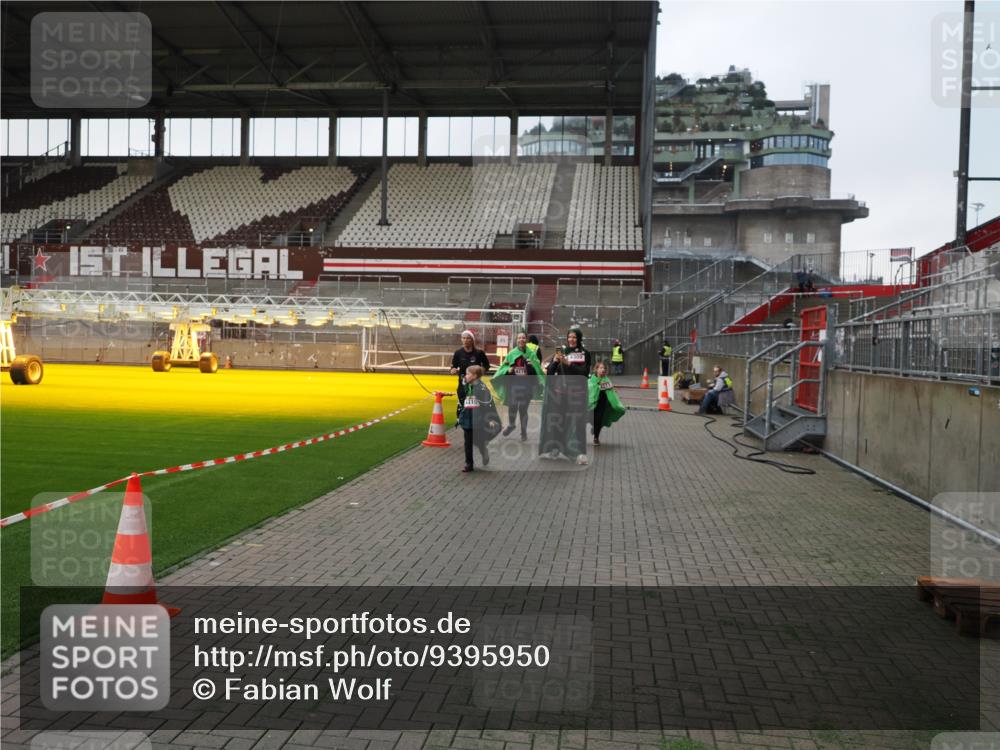 07.12.2025 - St. Pauli X-Mass-Run No. 15 Fabian Wolf http://msf.ph/oto/9395950 07.12.2025 10:34:48 Ziel 137, 493, 578, 4276, 4277, 4309, 4310, 4316, 4317, 4336, 4337 meine-sportfotos.de