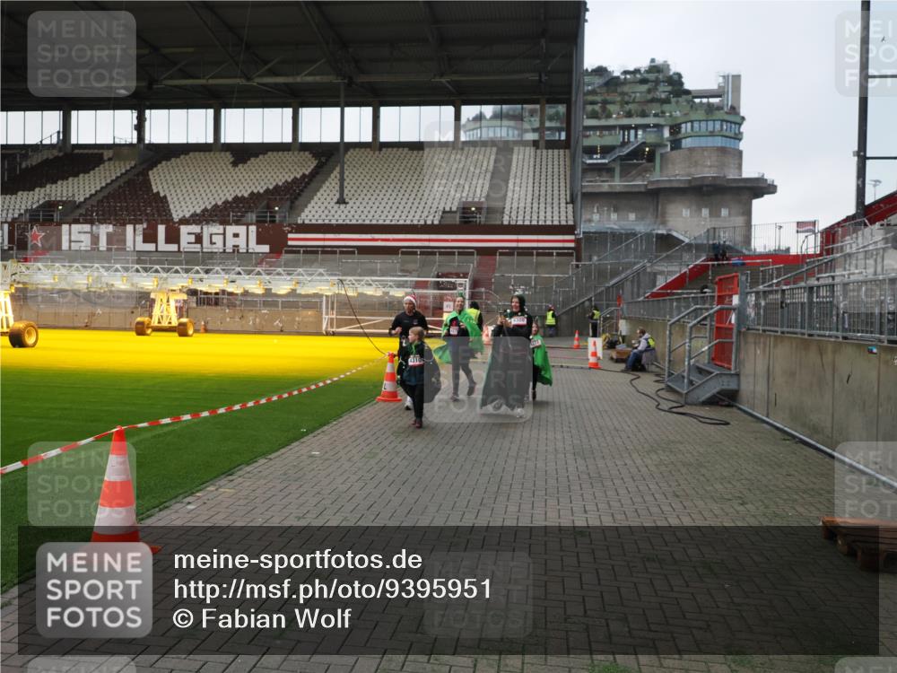 07.12.2025 - St. Pauli X-Mass-Run No. 15 Fabian Wolf http://msf.ph/oto/9395951 07.12.2025 10:34:48 Ziel 137, 493, 578, 4276, 4277, 4309, 4310, 4316, 4317, 4336, 4337 meine-sportfotos.de