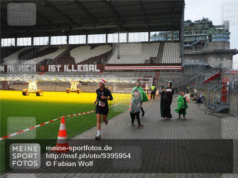 07.12.2025 - St. Pauli X-Mass-Run No. 15 Fabian Wolf http://msf.ph/oto/9395954 07.12.2025 10:34:50 Ziel 137, 493, 578, 4276, 4277, 4309, 4310, 4316, 4317, 4336, 4337 meine-sportfotos.de