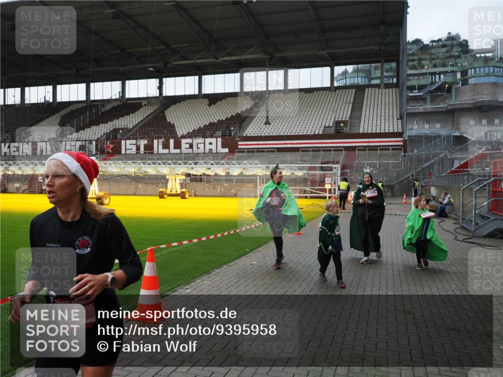 07.12.2025 - St. Pauli X-Mass-Run No. 15 Fabian Wolf http://msf.ph/oto/9395958 07.12.2025 10:34:51 Ziel 137, 493, 578, 4276, 4277, 4309, 4310, 4316, 4317, 4336 meine-sportfotos.de
