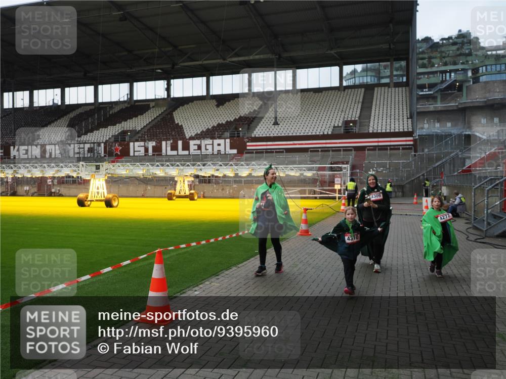 07.12.2025 - St. Pauli X-Mass-Run No. 15 Fabian Wolf http://msf.ph/oto/9395960 07.12.2025 10:34:51 Ziel 137, 493, 578, 4276, 4277, 4309, 4310, 4316, 4317, 4336 meine-sportfotos.de
