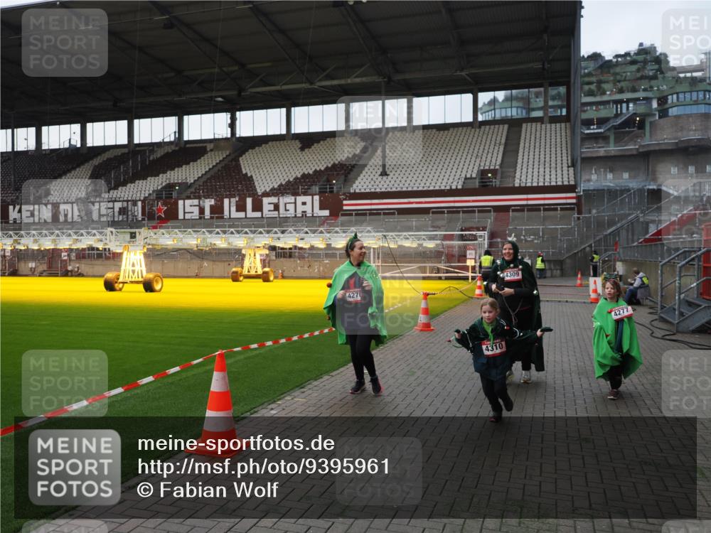 07.12.2025 - St. Pauli X-Mass-Run No. 15 Fabian Wolf http://msf.ph/oto/9395961 07.12.2025 10:34:52 Ziel 137, 493, 578, 4276, 4277, 4309, 4310 meine-sportfotos.de