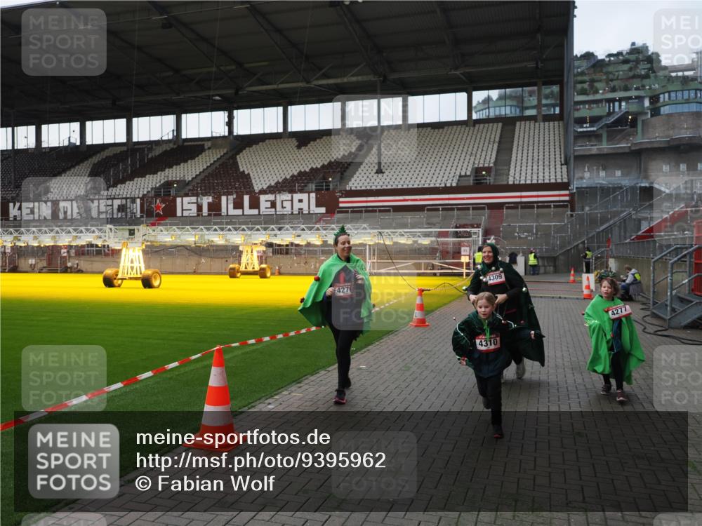 07.12.2025 - St. Pauli X-Mass-Run No. 15 Fabian Wolf http://msf.ph/oto/9395962 07.12.2025 10:34:52 Ziel 137, 493, 578, 4276, 4277, 4309, 4310 meine-sportfotos.de
