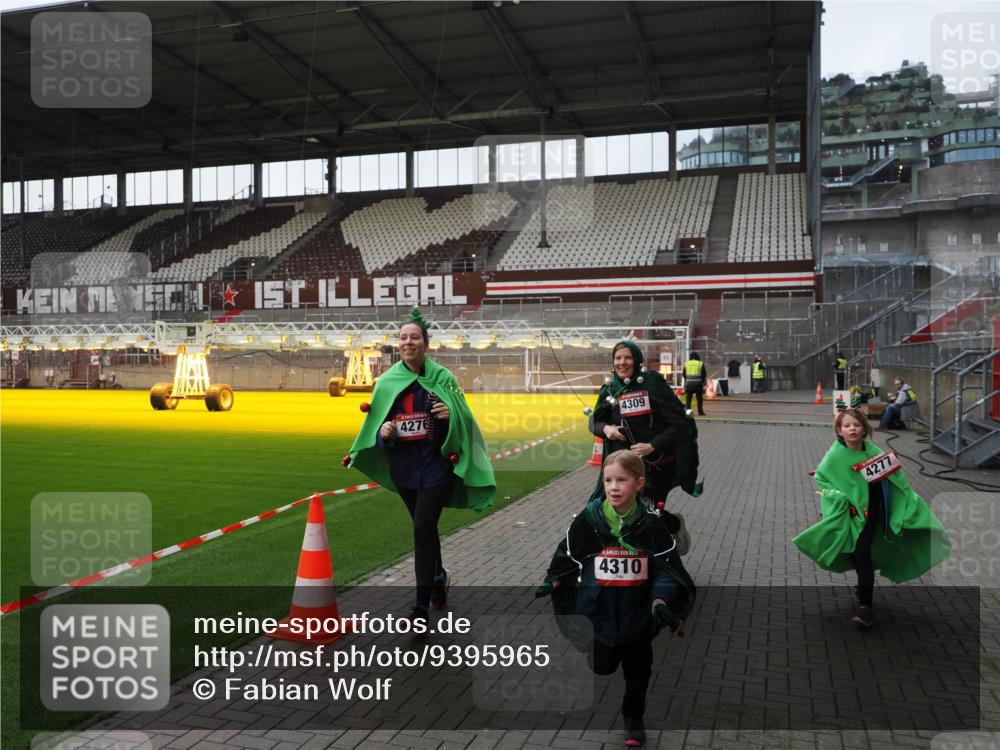 07.12.2025 - St. Pauli X-Mass-Run No. 15 Fabian Wolf http://msf.ph/oto/9395965 07.12.2025 10:34:53 Ziel 137, 493, 578, 4276, 4277, 4309, 4310 meine-sportfotos.de