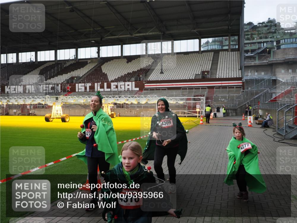 07.12.2025 - St. Pauli X-Mass-Run No. 15 Fabian Wolf http://msf.ph/oto/9395966 07.12.2025 10:34:53 Ziel 137, 493, 578, 4276, 4277, 4309, 4310 meine-sportfotos.de