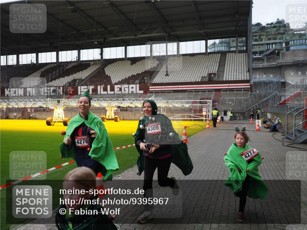 07.12.2025 - St. Pauli X-Mass-Run No. 15 Fabian Wolf http://msf.ph/oto/9395967 07.12.2025 10:34:53 Ziel 137, 493, 578, 4276, 4277, 4309, 4310 meine-sportfotos.de