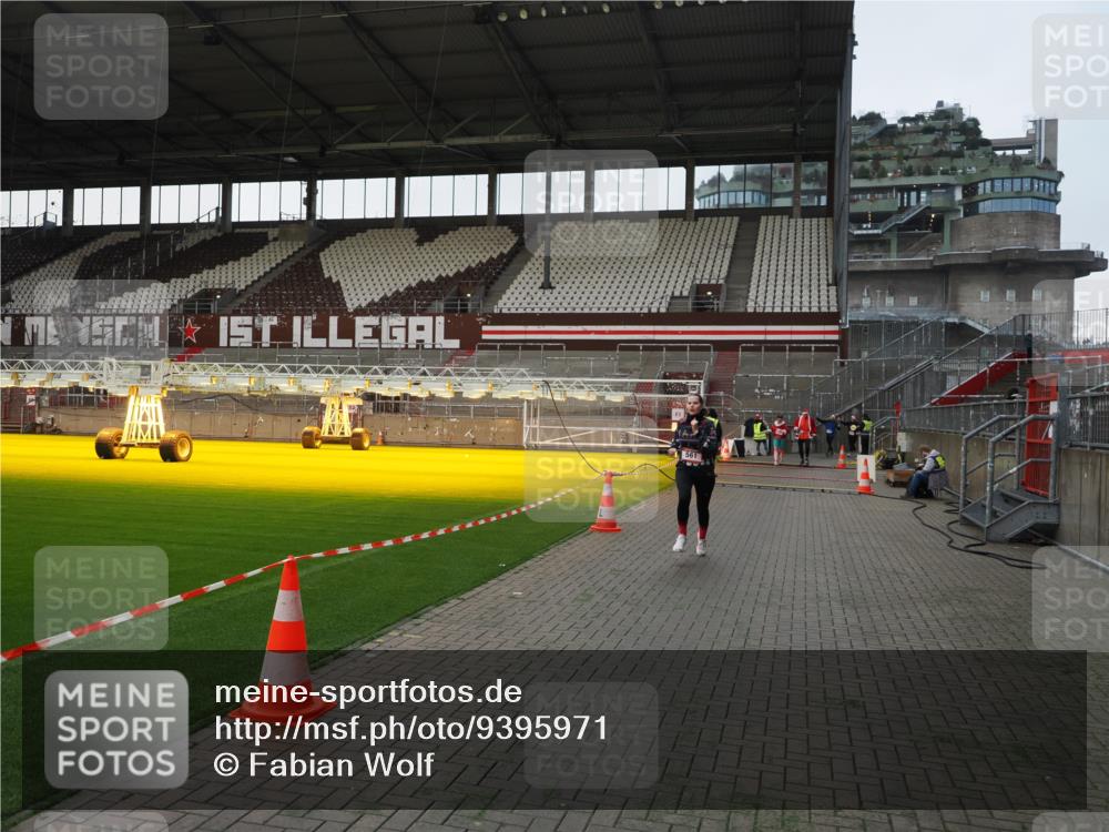 07.12.2025 - St. Pauli X-Mass-Run No. 15 Fabian Wolf http://msf.ph/oto/9395971 07.12.2025 10:34:59 Ziel 493, 561, 4276, 4277, 4309, 4310 meine-sportfotos.de