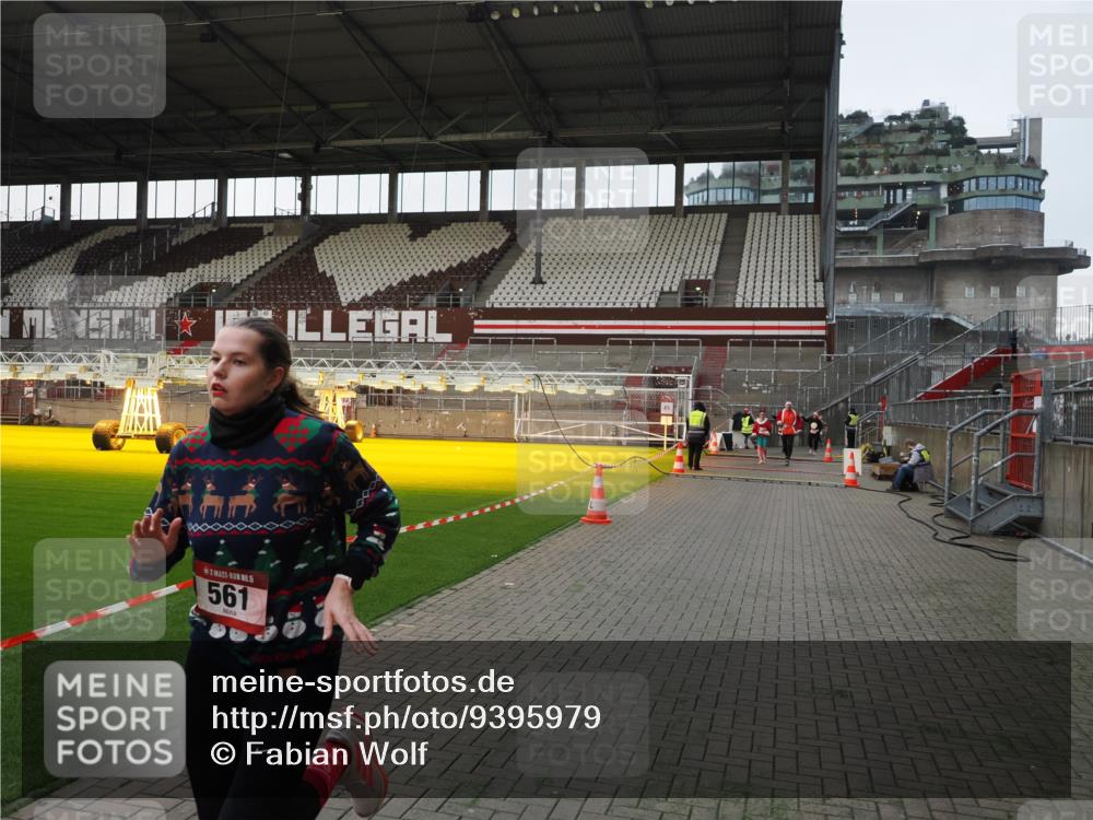 07.12.2025 - St. Pauli X-Mass-Run No. 15 Fabian Wolf http://msf.ph/oto/9395979 07.12.2025 10:35:01 Ziel 493, 561, 4276, 4277, 4310, 4443 meine-sportfotos.de
