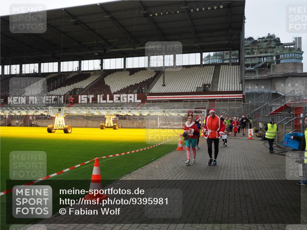 07.12.2025 - St. Pauli X-Mass-Run No. 15 Fabian Wolf http://msf.ph/oto/9395981 07.12.2025 10:35:10 Ziel 561, 2353, 2422, 2857, 2863, 4147, 4149, 4443, 4772, 4776, 4778, 4779 meine-sportfotos.de
