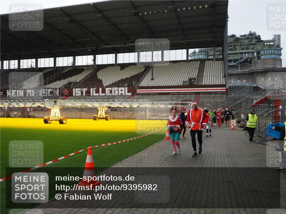07.12.2025 - St. Pauli X-Mass-Run No. 15 Fabian Wolf http://msf.ph/oto/9395982 07.12.2025 10:35:10 Ziel 561, 2353, 2422, 2857, 2863, 4147, 4149, 4443, 4772, 4776, 4778, 4779 meine-sportfotos.de