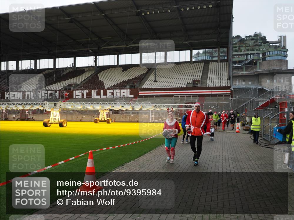 07.12.2025 - St. Pauli X-Mass-Run No. 15 Fabian Wolf http://msf.ph/oto/9395984 07.12.2025 10:35:10 Ziel 561, 2353, 2422, 2857, 2863, 4147, 4149, 4443, 4772, 4776, 4778, 4779 meine-sportfotos.de