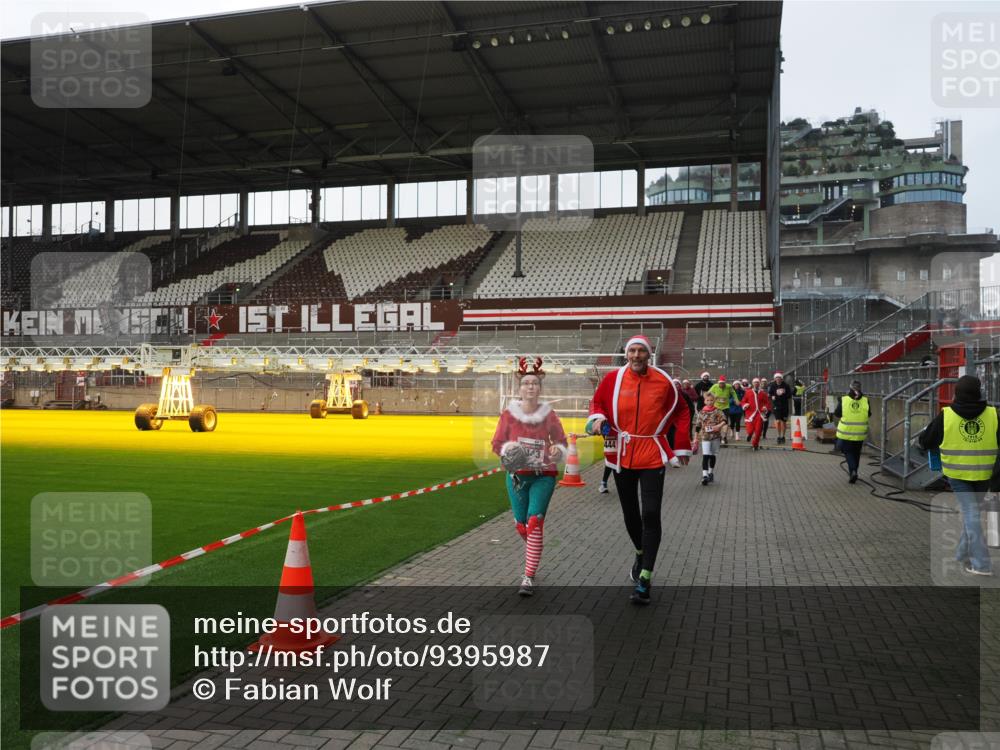 07.12.2025 - St. Pauli X-Mass-Run No. 15 Fabian Wolf http://msf.ph/oto/9395987 07.12.2025 10:35:11 Ziel 561, 2353, 2406, 2422, 2857, 2863, 4147, 4149, 4443, 4772, 4776, 4778, 4779 meine-sportfotos.de