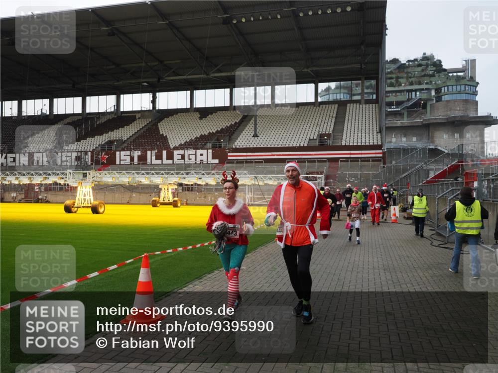 07.12.2025 - St. Pauli X-Mass-Run No. 15 Fabian Wolf http://msf.ph/oto/9395990 07.12.2025 10:35:12 Ziel 561, 2353, 2406, 2422, 2857, 2863, 4147, 4149, 4443, 4772, 4776, 4778, 4779 meine-sportfotos.de