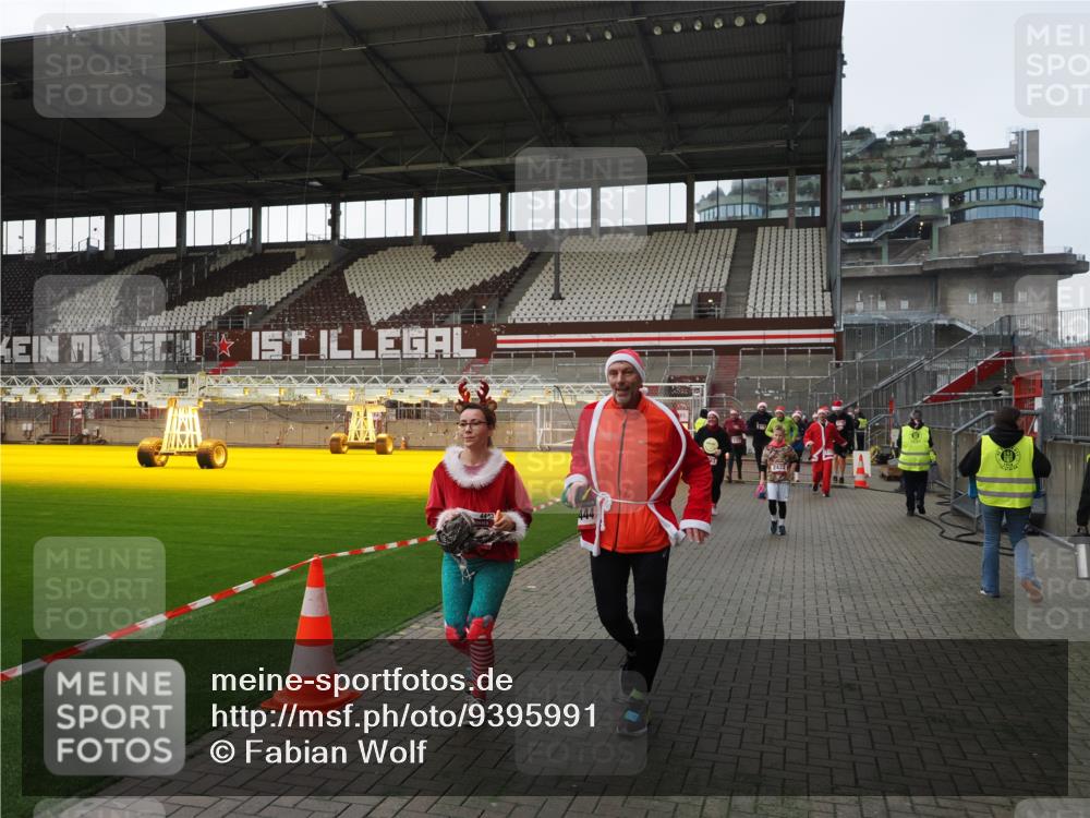 07.12.2025 - St. Pauli X-Mass-Run No. 15 Fabian Wolf http://msf.ph/oto/9395991 07.12.2025 10:35:12 Ziel 561, 2353, 2406, 2422, 2857, 2863, 4147, 4149, 4443, 4772, 4776, 4778, 4779 meine-sportfotos.de