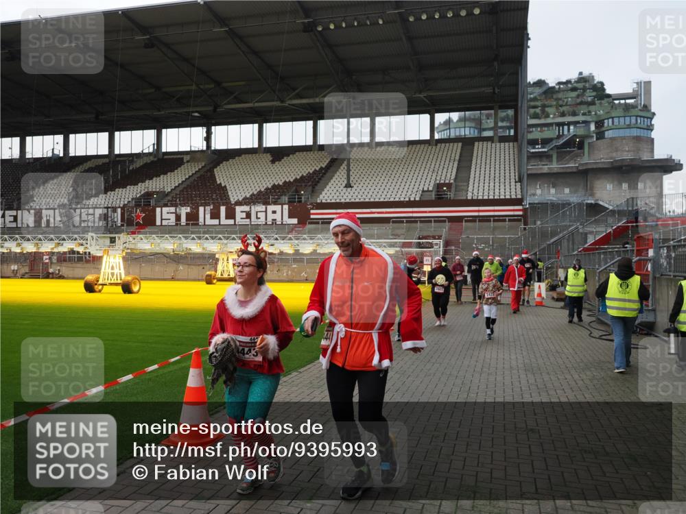 07.12.2025 - St. Pauli X-Mass-Run No. 15 Fabian Wolf http://msf.ph/oto/9395993 07.12.2025 10:35:12 Ziel 561, 2353, 2406, 2422, 2857, 2863, 4147, 4149, 4443, 4772, 4776, 4778, 4779 meine-sportfotos.de