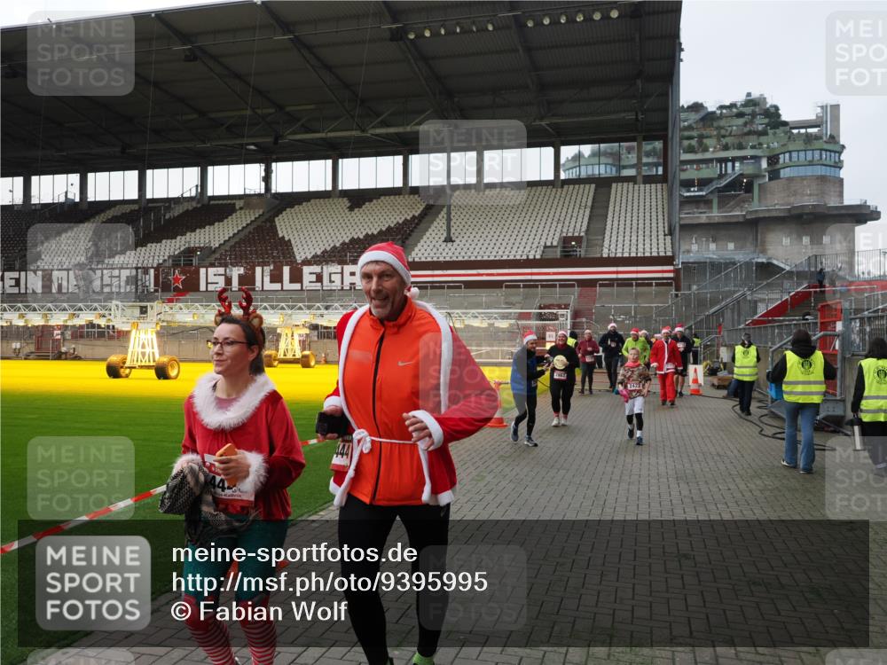 07.12.2025 - St. Pauli X-Mass-Run No. 15 Fabian Wolf http://msf.ph/oto/9395995 07.12.2025 10:35:13 Ziel 561, 2353, 2406, 2422, 2857, 2863, 4147, 4149, 4443, 4772, 4776, 4778, 4779 meine-sportfotos.de