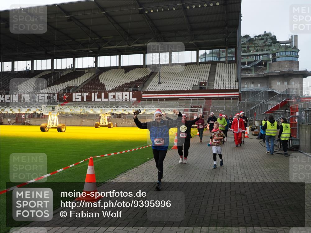 07.12.2025 - St. Pauli X-Mass-Run No. 15 Fabian Wolf http://msf.ph/oto/9395996 07.12.2025 10:35:15 Ziel 561, 2353, 2406, 2422, 2857, 2863, 3224, 3721, 4147, 4149, 4443, 4772, 4776, 4778, 4779 meine-sportfotos.de