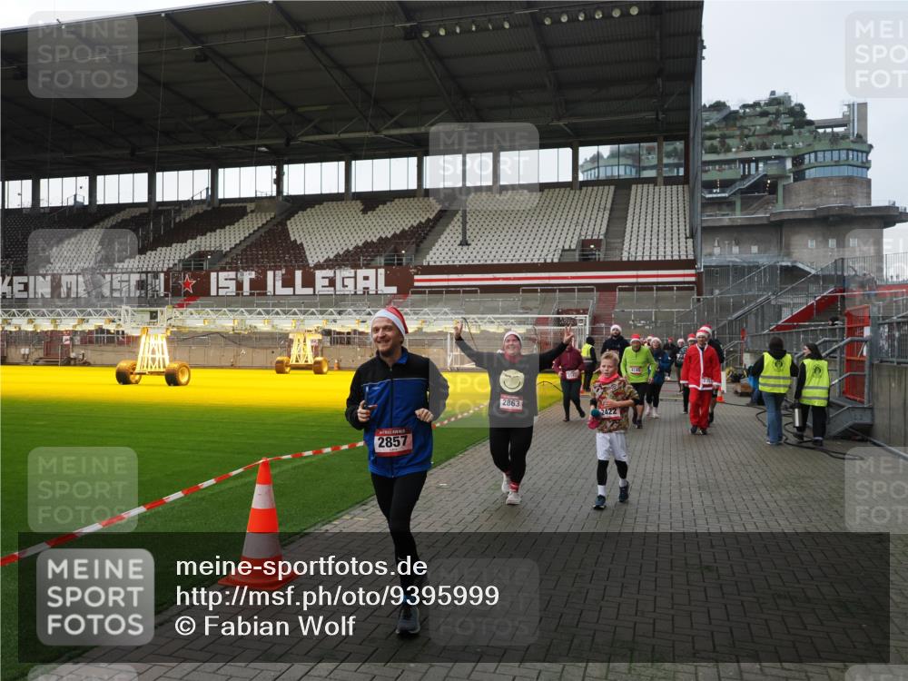 07.12.2025 - St. Pauli X-Mass-Run No. 15 Fabian Wolf http://msf.ph/oto/9395999 07.12.2025 10:35:15 Ziel 561, 2353, 2406, 2422, 2857, 2863, 3224, 3721, 4147, 4149, 4443, 4772, 4776, 4778, 4779 meine-sportfotos.de