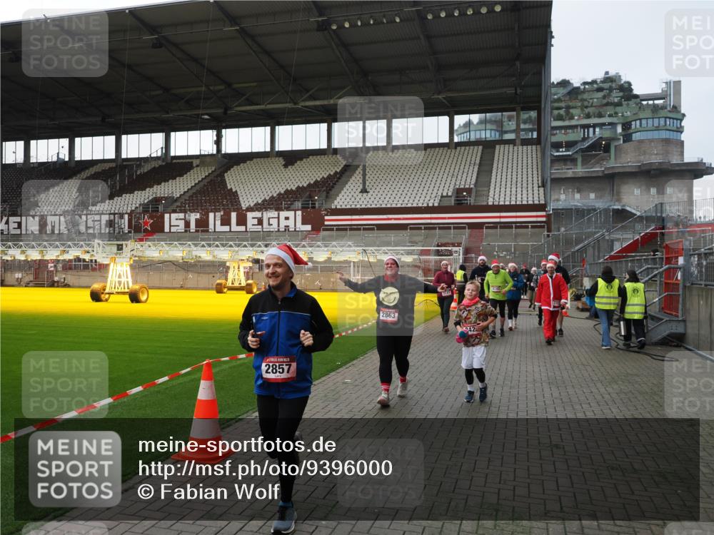 07.12.2025 - St. Pauli X-Mass-Run No. 15 Fabian Wolf http://msf.ph/oto/9396000 07.12.2025 10:35:16 Ziel 561, 2353, 2406, 2422, 2857, 2863, 3224, 3721, 4147, 4149, 4443, 4595, 4772, 4776, 4778, 4779 meine-sportfotos.de
