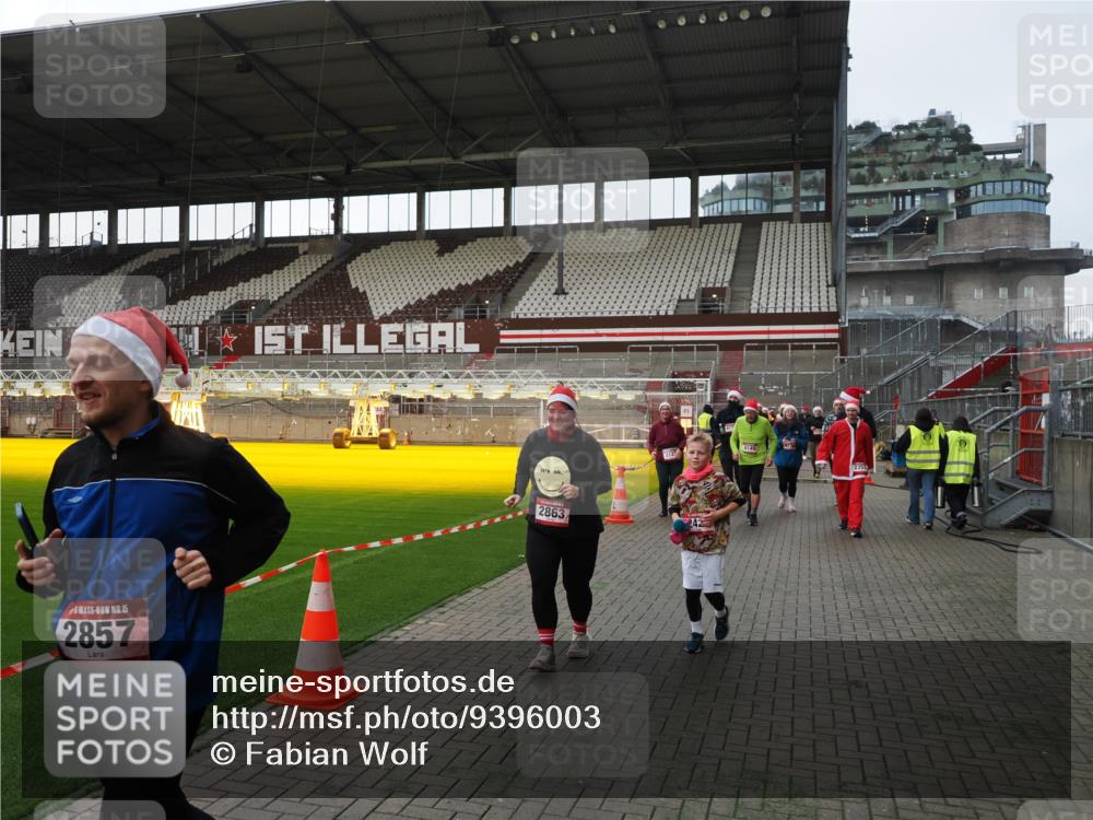 07.12.2025 - St. Pauli X-Mass-Run No. 15 Fabian Wolf http://msf.ph/oto/9396003 07.12.2025 10:35:16 Ziel 561, 2353, 2406, 2422, 2857, 2863, 3224, 3721, 4147, 4149, 4443, 4595, 4772, 4776, 4778, 4779 meine-sportfotos.de