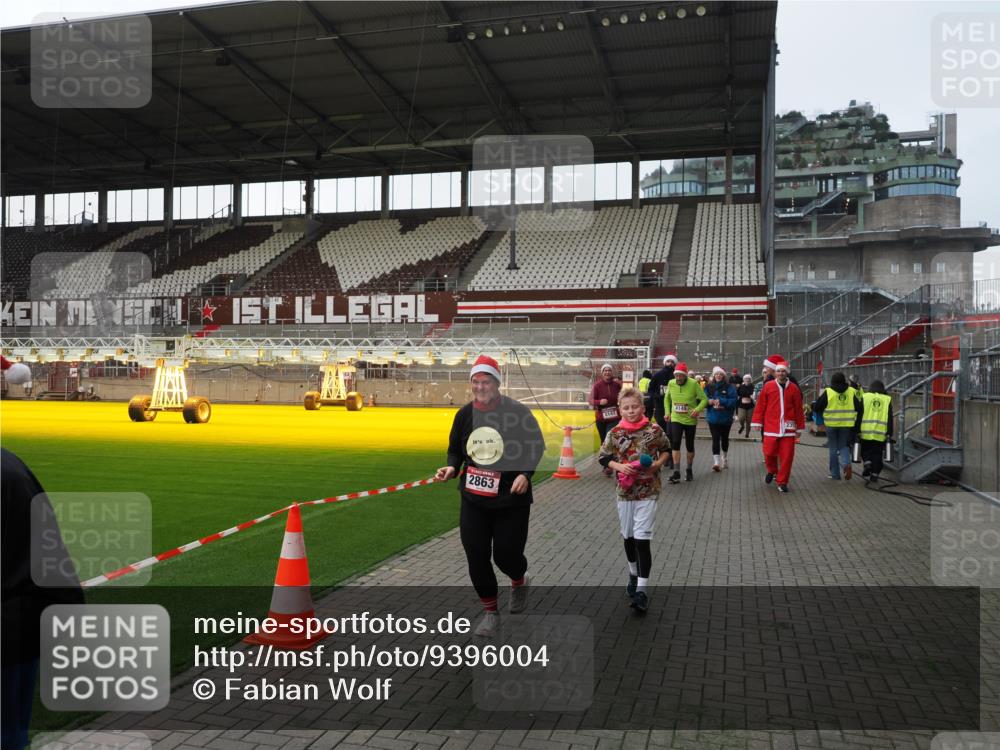 07.12.2025 - St. Pauli X-Mass-Run No. 15 Fabian Wolf http://msf.ph/oto/9396004 07.12.2025 10:35:16 Ziel 561, 2353, 2406, 2422, 2857, 2863, 3224, 3721, 4147, 4149, 4443, 4595, 4772, 4776, 4778, 4779 meine-sportfotos.de