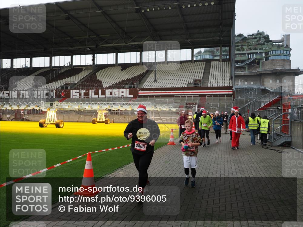 07.12.2025 - St. Pauli X-Mass-Run No. 15 Fabian Wolf http://msf.ph/oto/9396005 07.12.2025 10:35:17 Ziel 2353, 2406, 2422, 2857, 2863, 3224, 3721, 4147, 4149, 4443, 4595, 4772, 4776, 4778, 4779 meine-sportfotos.de