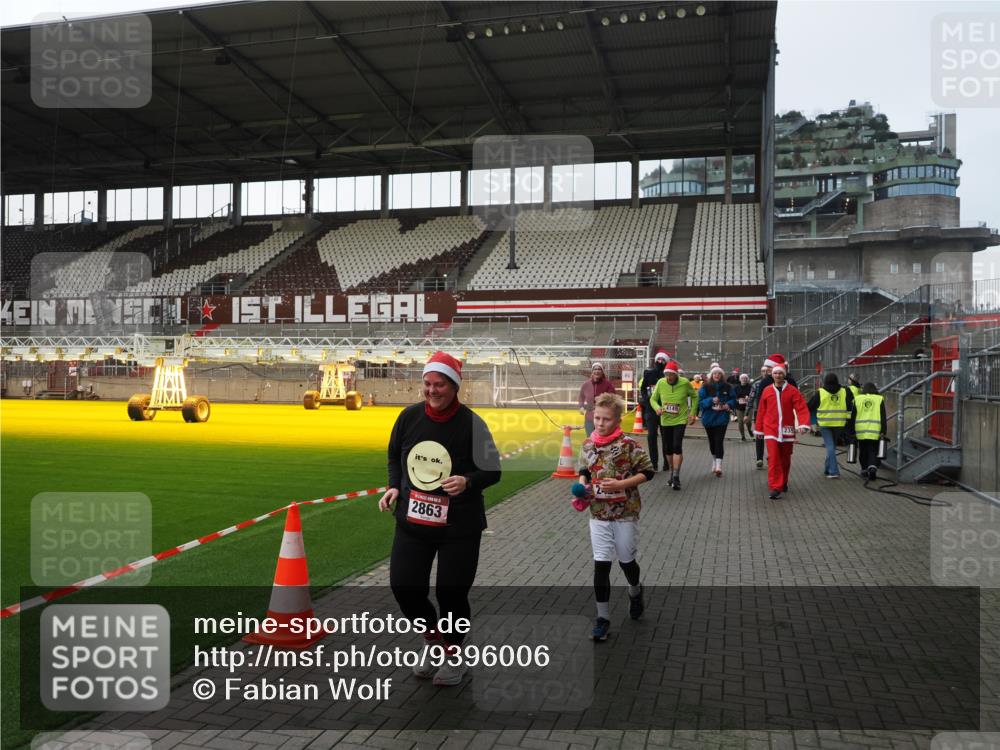 07.12.2025 - St. Pauli X-Mass-Run No. 15 Fabian Wolf http://msf.ph/oto/9396006 07.12.2025 10:35:17 Ziel 2353, 2406, 2422, 2857, 2863, 3224, 3721, 4147, 4149, 4443, 4595, 4772, 4776, 4778, 4779 meine-sportfotos.de