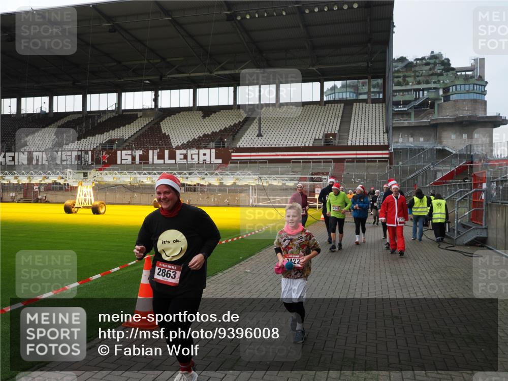 07.12.2025 - St. Pauli X-Mass-Run No. 15 Fabian Wolf http://msf.ph/oto/9396008 07.12.2025 10:35:17 Ziel 2353, 2406, 2422, 2857, 2863, 3224, 3721, 4147, 4149, 4443, 4595, 4772, 4776, 4778, 4779 meine-sportfotos.de