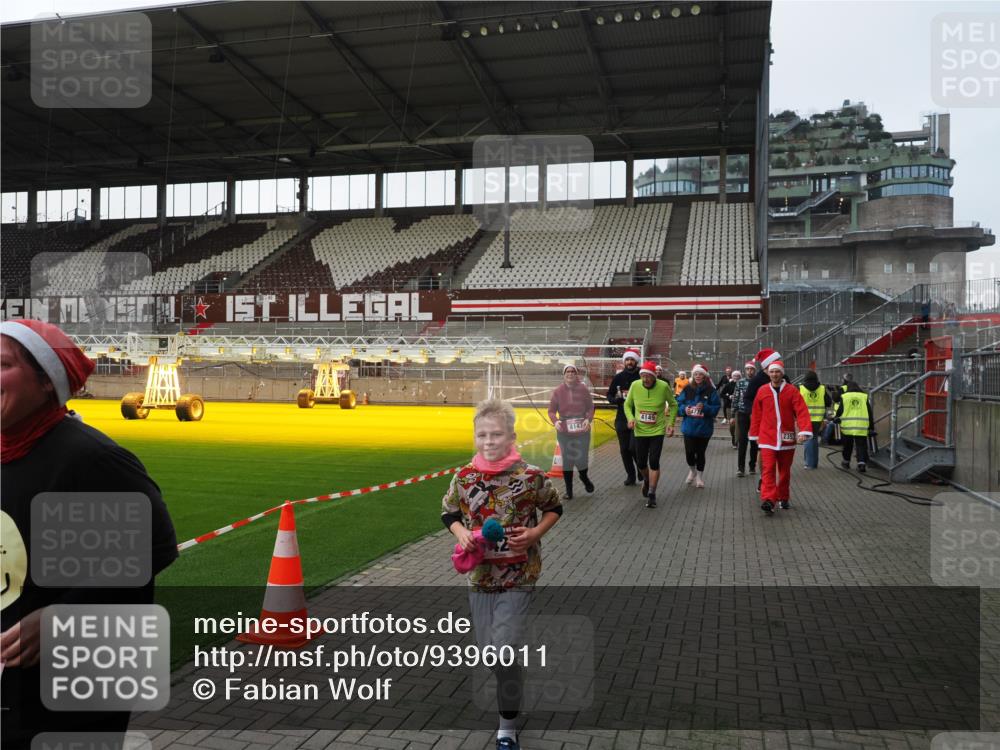 07.12.2025 - St. Pauli X-Mass-Run No. 15 Fabian Wolf http://msf.ph/oto/9396011 07.12.2025 10:35:18 Ziel 998, 1100, 1365, 2353, 2406, 2422, 2857, 2863, 3224, 3721, 4147, 4149, 4443, 4595, 4772, 4776, 4778, 4779 meine-sportfotos.de