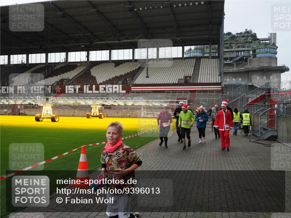07.12.2025 - St. Pauli X-Mass-Run No. 15 Fabian Wolf http://msf.ph/oto/9396013 07.12.2025 10:35:18 Ziel 998, 1100, 1365, 2353, 2406, 2422, 2857, 2863, 3224, 3721, 4147, 4149, 4443, 4595, 4772, 4776, 4778, 4779 meine-sportfotos.de
