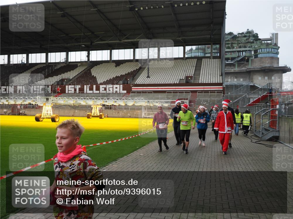 07.12.2025 - St. Pauli X-Mass-Run No. 15 Fabian Wolf http://msf.ph/oto/9396015 07.12.2025 10:35:19 Ziel 998, 1100, 1365, 2353, 2406, 2422, 2857, 2863, 3224, 3721, 4147, 4149, 4443, 4595, 4772, 4776, 4778, 4779 meine-sportfotos.de