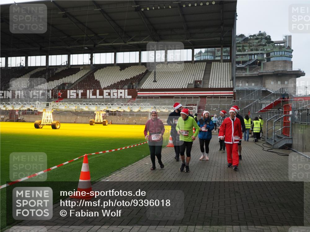 07.12.2025 - St. Pauli X-Mass-Run No. 15 Fabian Wolf http://msf.ph/oto/9396018 07.12.2025 10:35:19 Ziel 998, 1100, 1365, 2353, 2406, 2422, 2857, 2863, 3224, 3721, 4147, 4149, 4443, 4595, 4772, 4776, 4778, 4779 meine-sportfotos.de