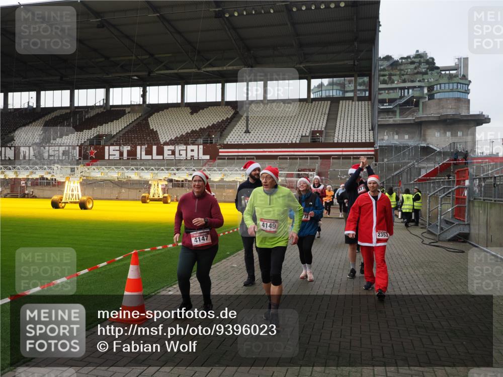 07.12.2025 - St. Pauli X-Mass-Run No. 15 Fabian Wolf http://msf.ph/oto/9396023 07.12.2025 10:35:21 Ziel 998, 1100, 1365, 2353, 2406, 2422, 2857, 2863, 3224, 3721, 4147, 4149, 4443, 4595, 4772, 4776, 4778, 4779 meine-sportfotos.de