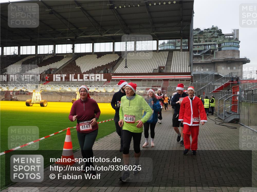 07.12.2025 - St. Pauli X-Mass-Run No. 15 Fabian Wolf http://msf.ph/oto/9396025 07.12.2025 10:35:21 Ziel 998, 1100, 1365, 2353, 2406, 2422, 2857, 2863, 3224, 3721, 4147, 4149, 4443, 4595, 4772, 4776, 4778, 4779 meine-sportfotos.de