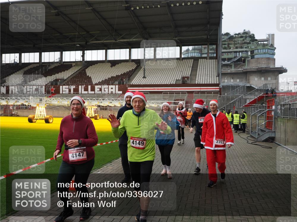 07.12.2025 - St. Pauli X-Mass-Run No. 15 Fabian Wolf http://msf.ph/oto/9396027 07.12.2025 10:35:21 Ziel 998, 1100, 1365, 2353, 2406, 2422, 2857, 2863, 3224, 3721, 4147, 4149, 4443, 4595, 4772, 4776, 4778, 4779 meine-sportfotos.de