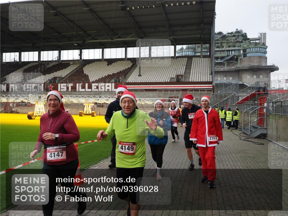 07.12.2025 - St. Pauli X-Mass-Run No. 15 Fabian Wolf http://msf.ph/oto/9396028 07.12.2025 10:35:22 Ziel 998, 1100, 1365, 2353, 2406, 2422, 2857, 2863, 3224, 3721, 4147, 4149, 4595, 4772, 4776, 4778, 4779 meine-sportfotos.de