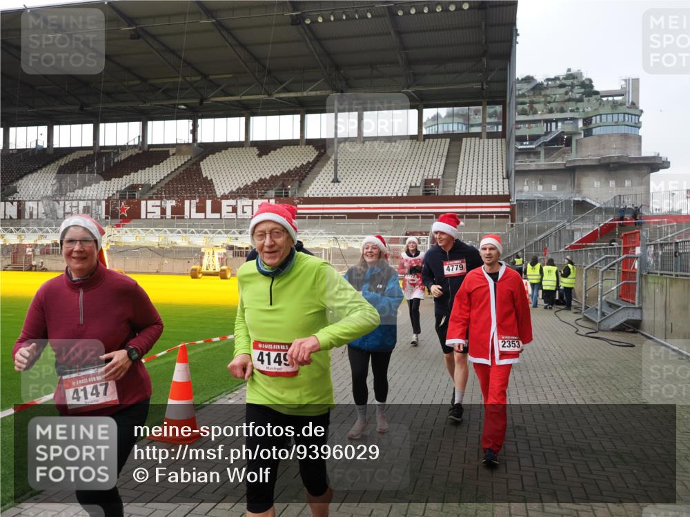 07.12.2025 - St. Pauli X-Mass-Run No. 15 Fabian Wolf http://msf.ph/oto/9396029 07.12.2025 10:35:22 Ziel 998, 1100, 1365, 2353, 2406, 2422, 2857, 2863, 3224, 3721, 4147, 4149, 4595, 4772, 4776, 4778, 4779 meine-sportfotos.de