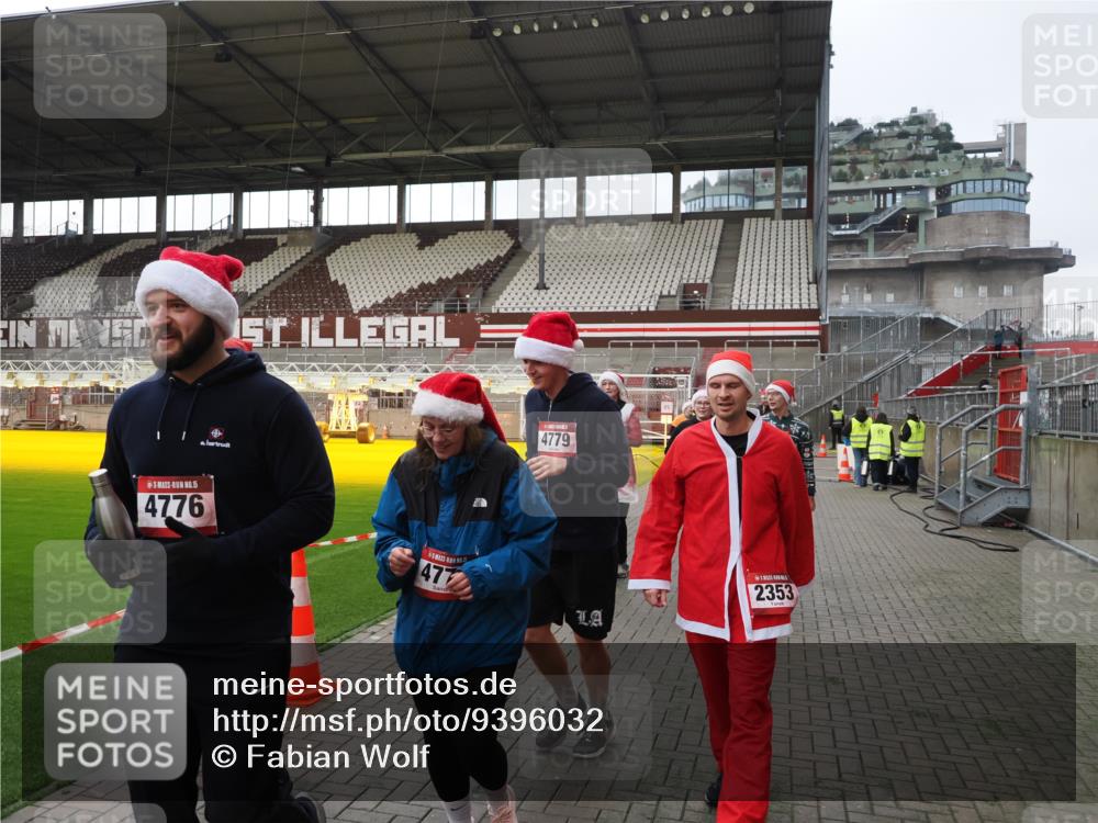 07.12.2025 - St. Pauli X-Mass-Run No. 15 Fabian Wolf http://msf.ph/oto/9396032 07.12.2025 10:35:23 Ziel 998, 1100, 1365, 2353, 2406, 2422, 2857, 2863, 3224, 3721, 4147, 4149, 4595, 4772, 4776, 4778, 4779 meine-sportfotos.de