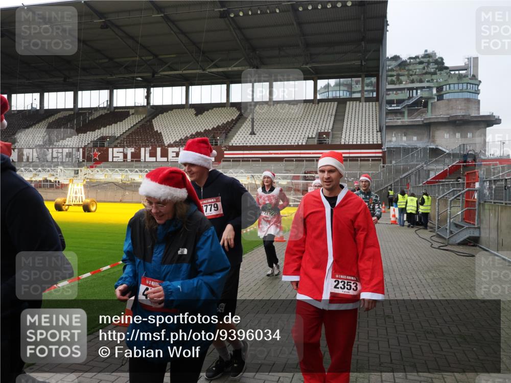 07.12.2025 - St. Pauli X-Mass-Run No. 15 Fabian Wolf http://msf.ph/oto/9396034 07.12.2025 10:35:23 Ziel 998, 1100, 1365, 2353, 2406, 2422, 2857, 2863, 3224, 3721, 4147, 4149, 4595, 4772, 4776, 4778, 4779 meine-sportfotos.de