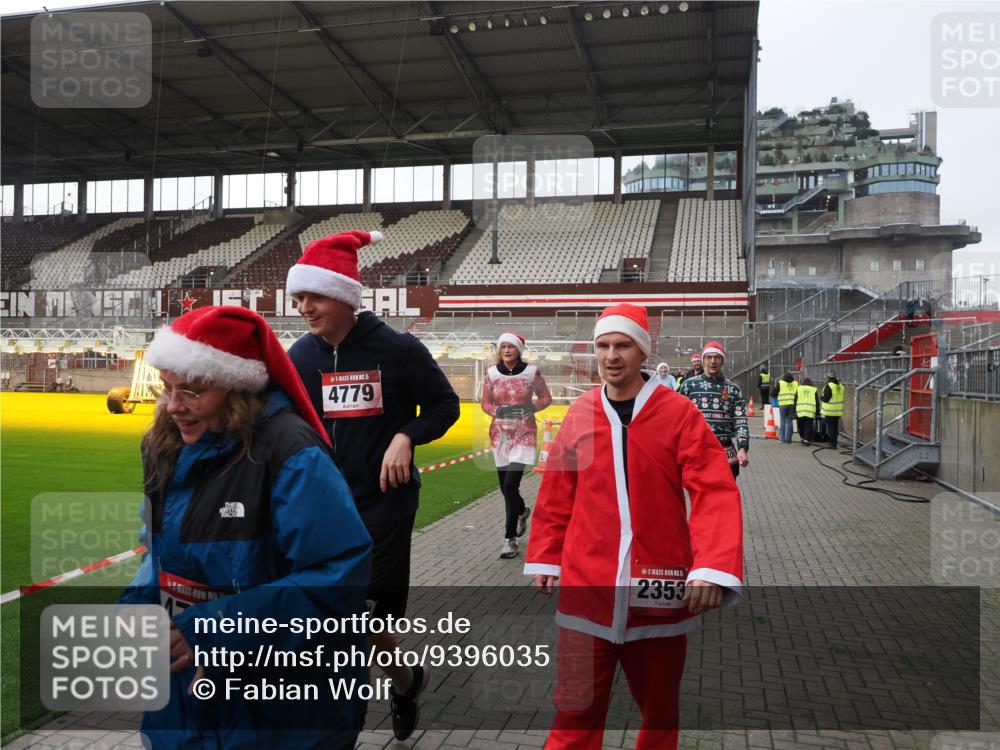 07.12.2025 - St. Pauli X-Mass-Run No. 15 Fabian Wolf http://msf.ph/oto/9396035 07.12.2025 10:35:23 Ziel 998, 1100, 1365, 2353, 2406, 2422, 2857, 2863, 3224, 3721, 4147, 4149, 4595, 4772, 4776, 4778, 4779 meine-sportfotos.de