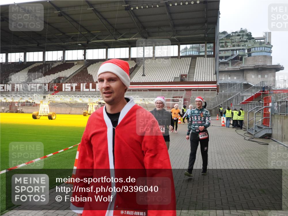07.12.2025 - St. Pauli X-Mass-Run No. 15 Fabian Wolf http://msf.ph/oto/9396040 07.12.2025 10:35:24 Ziel 998, 1100, 1365, 2353, 2406, 2422, 2857, 2863, 3224, 3721, 4147, 4149, 4595, 4772, 4776, 4778, 4779 meine-sportfotos.de