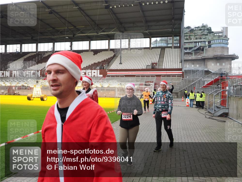 07.12.2025 - St. Pauli X-Mass-Run No. 15 Fabian Wolf http://msf.ph/oto/9396041 07.12.2025 10:35:25 Ziel 998, 1100, 1365, 2353, 2406, 2422, 2857, 2863, 3224, 3721, 4147, 4149, 4595, 4772, 4776, 4778, 4779 meine-sportfotos.de