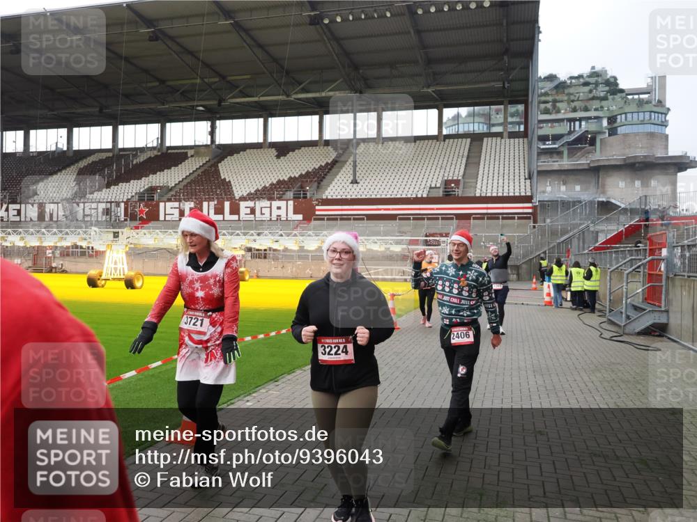 07.12.2025 - St. Pauli X-Mass-Run No. 15 Fabian Wolf http://msf.ph/oto/9396043 07.12.2025 10:35:25 Ziel 998, 1100, 1365, 2353, 2406, 2422, 2857, 2863, 3224, 3721, 4147, 4149, 4595, 4772, 4776, 4778, 4779 meine-sportfotos.de