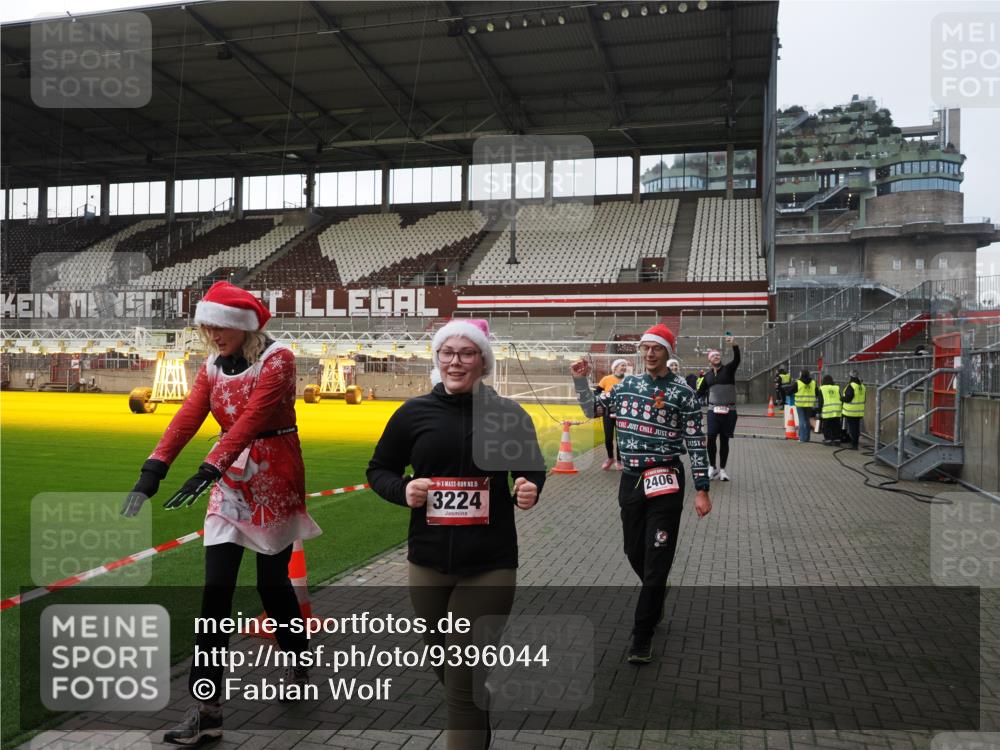 07.12.2025 - St. Pauli X-Mass-Run No. 15 Fabian Wolf http://msf.ph/oto/9396044 07.12.2025 10:35:25 Ziel 998, 1100, 1365, 2353, 2406, 2422, 2857, 2863, 3224, 3721, 4147, 4149, 4595, 4772, 4776, 4778, 4779 meine-sportfotos.de