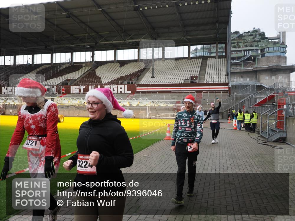 07.12.2025 - St. Pauli X-Mass-Run No. 15 Fabian Wolf http://msf.ph/oto/9396046 07.12.2025 10:35:26 Ziel 998, 1100, 1365, 2353, 2406, 3224, 3721, 4147, 4149, 4595, 4772, 4776, 4778, 4779 meine-sportfotos.de