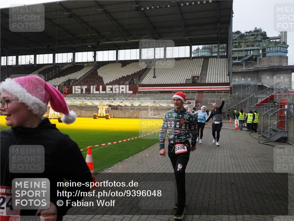 07.12.2025 - St. Pauli X-Mass-Run No. 15 Fabian Wolf http://msf.ph/oto/9396048 07.12.2025 10:35:26 Ziel 998, 1100, 1365, 2353, 2406, 3224, 3721, 4147, 4149, 4595, 4772, 4776, 4778, 4779 meine-sportfotos.de