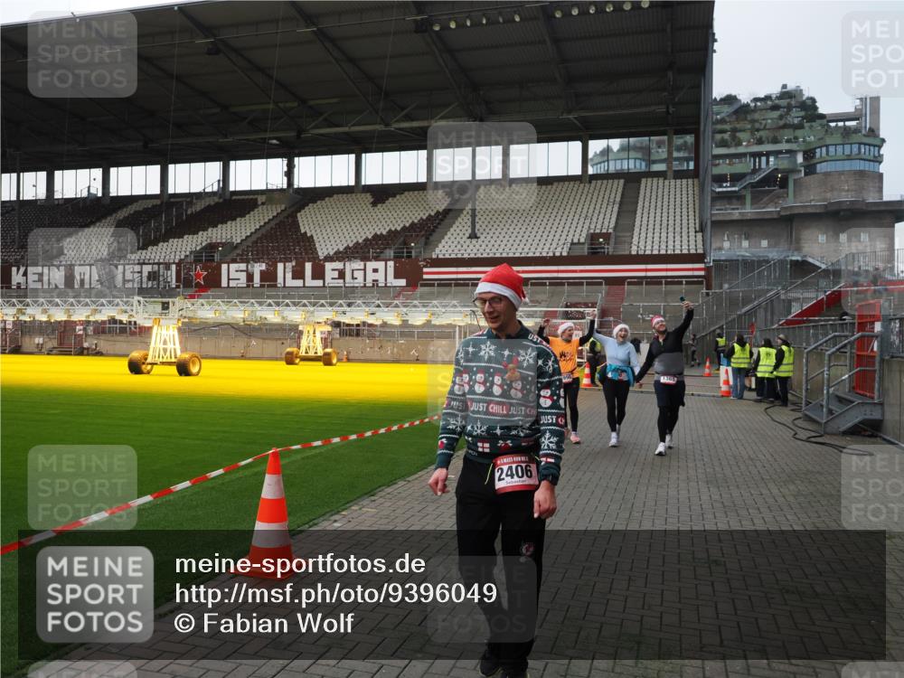 07.12.2025 - St. Pauli X-Mass-Run No. 15 Fabian Wolf http://msf.ph/oto/9396049 07.12.2025 10:35:26 Ziel 998, 1100, 1365, 2353, 2406, 3224, 3721, 4147, 4149, 4595, 4772, 4776, 4778, 4779 meine-sportfotos.de