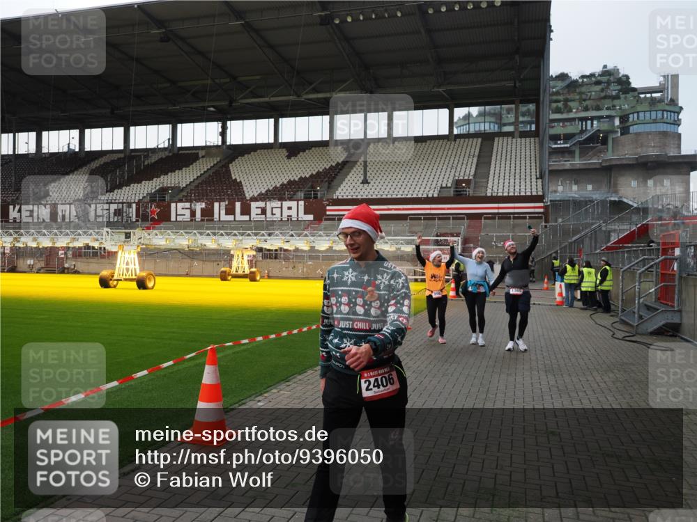 07.12.2025 - St. Pauli X-Mass-Run No. 15 Fabian Wolf http://msf.ph/oto/9396050 07.12.2025 10:35:27 Ziel 998, 1100, 1365, 2353, 2406, 3224, 3721, 4147, 4149, 4595, 4772, 4776, 4778, 4779 meine-sportfotos.de