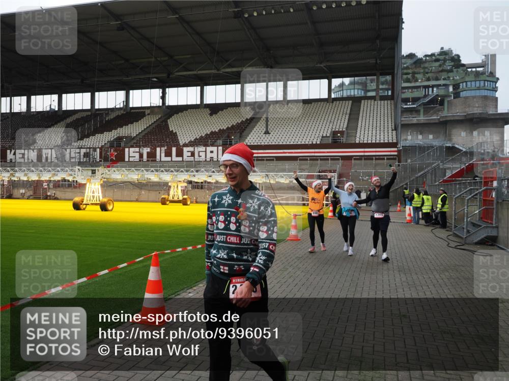07.12.2025 - St. Pauli X-Mass-Run No. 15 Fabian Wolf http://msf.ph/oto/9396051 07.12.2025 10:35:27 Ziel 998, 1100, 1365, 2353, 2406, 3224, 3721, 4147, 4149, 4595, 4772, 4776, 4778, 4779 meine-sportfotos.de