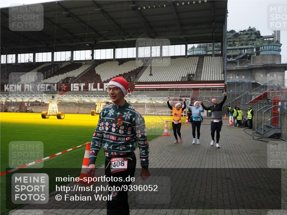07.12.2025 - St. Pauli X-Mass-Run No. 15 Fabian Wolf http://msf.ph/oto/9396052 07.12.2025 10:35:27 Ziel 998, 1100, 1365, 2353, 2406, 3224, 3721, 4147, 4149, 4595, 4772, 4776, 4778, 4779 meine-sportfotos.de
